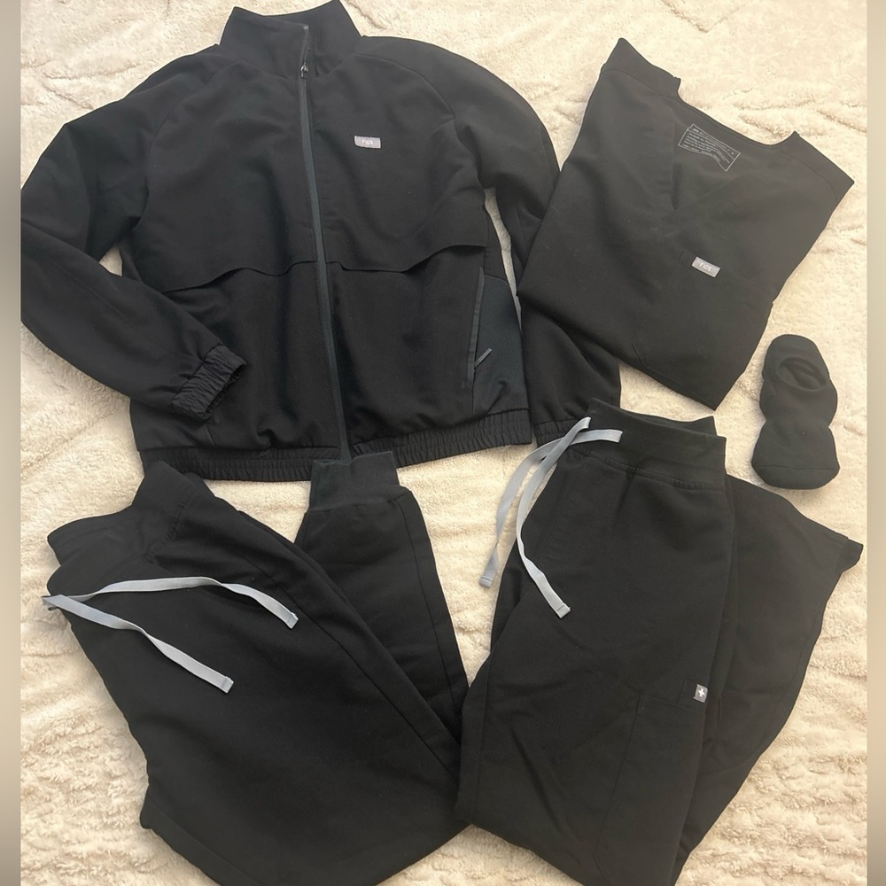 FIGS SMALL 2 PANT PETITE SCRUB COMPLETE SET WITH X SMALL JACKET ANKLE SOCK BONUS